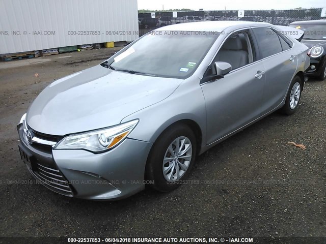 4T1BF1FK5HU653977 - 2017 TOYOTA CAMRY LE/XLE/SE/XSE SILVER photo 2