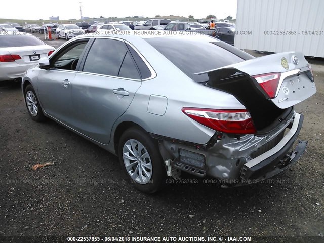 4T1BF1FK5HU653977 - 2017 TOYOTA CAMRY LE/XLE/SE/XSE SILVER photo 3