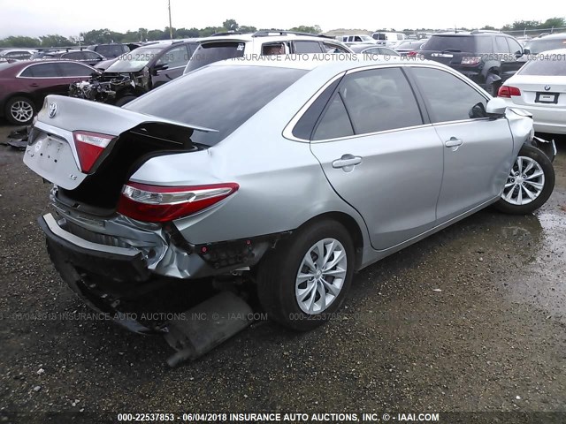 4T1BF1FK5HU653977 - 2017 TOYOTA CAMRY LE/XLE/SE/XSE SILVER photo 4