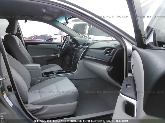 4T1BF1FK5HU653977 - 2017 TOYOTA CAMRY LE/XLE/SE/XSE SILVER photo 5