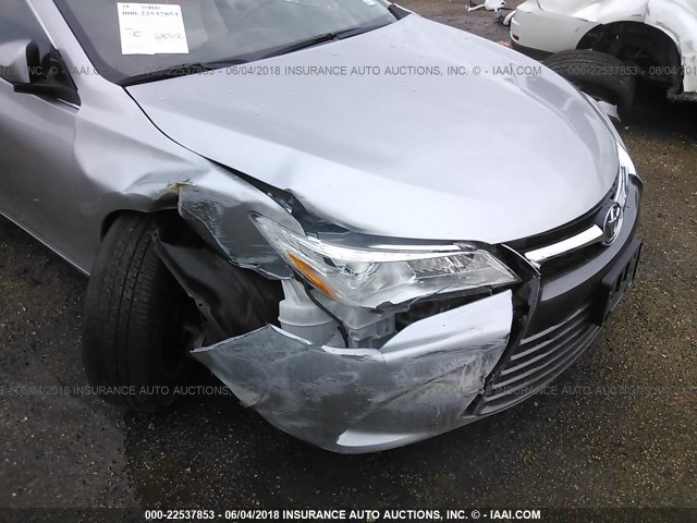 4T1BF1FK5HU653977 - 2017 TOYOTA CAMRY LE/XLE/SE/XSE SILVER photo 6
