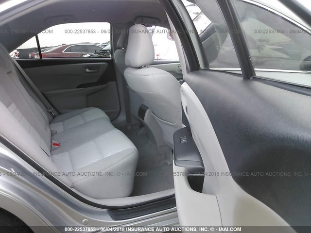 4T1BF1FK5HU653977 - 2017 TOYOTA CAMRY LE/XLE/SE/XSE SILVER photo 8