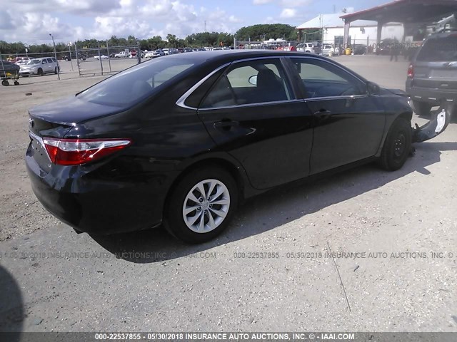 4T1BF1FK0HU694470 - 2017 TOYOTA CAMRY LE/XLE/SE/XSE BLACK photo 4