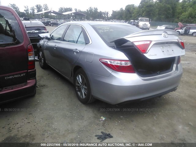 4T1BF1FK1FU957434 - 2015 TOYOTA CAMRY LE/XLE/SE/XSE SILVER photo 3