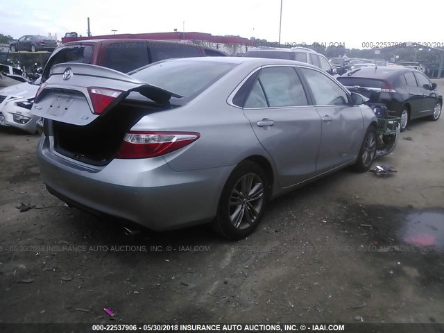 4T1BF1FK1FU957434 - 2015 TOYOTA CAMRY LE/XLE/SE/XSE SILVER photo 4