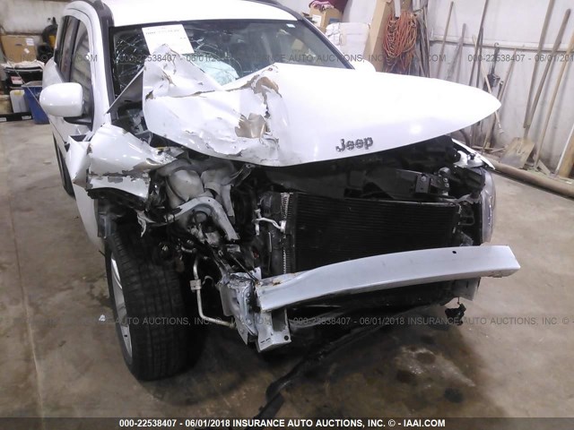 1C4NJDEB7GD663427 - 2016 JEEP COMPASS LATITUDE 白色 照片 6