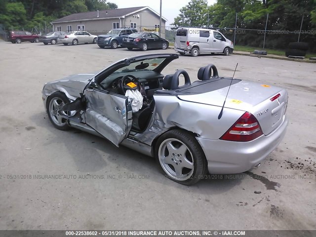 WDBKK65F91F198206 - 2001 MERCEDES-BENZ SLK 320 SILVER photo 3