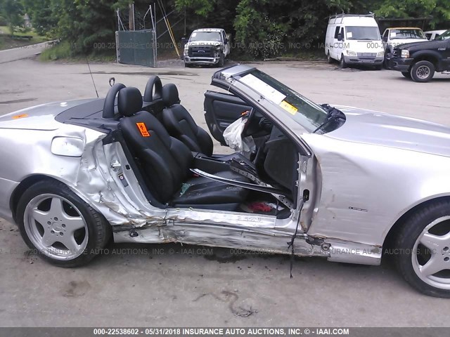 WDBKK65F91F198206 - 2001 MERCEDES-BENZ SLK 320 SILVER photo 6