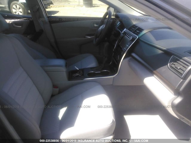 4T4BF1FK0GR549238 - 2016 TOYOTA CAMRY LE/XLE/SE/XSE GRAY photo 5