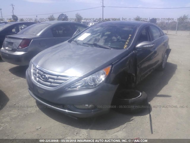 5NPEC4AC9DH718846 - 2013 HYUNDAI SONATA SE/LIMITED GRAY photo 2