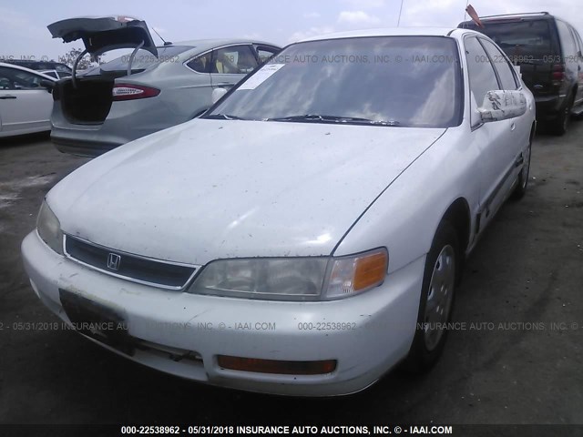 1HGCD5634TA123798 - 1996 HONDA ACCORD LX/EX WHITE photo 2