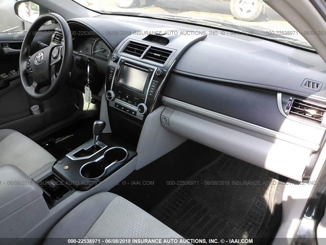 4T1BF1FK2CU041342 - 2012 TOYOTA CAMRY SE/LE/XLE 深蓝色 照片 5