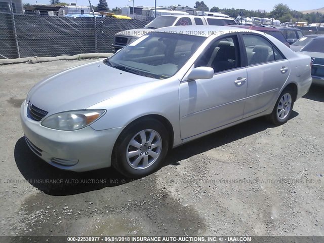 JTDBE30K720133967 - 2002 TOYOTA CAMRY LE/XLE/SE ვერცხლისფერი ფოტო 2
