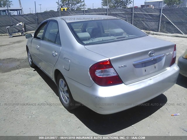 JTDBE30K720133967 - 2002 TOYOTA CAMRY LE/XLE/SE ვერცხლისფერი ფოტო 3