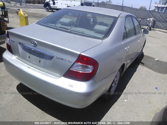 JTDBE30K720133967 - 2002 TOYOTA CAMRY LE/XLE/SE ვერცხლისფერი ფოტო 4