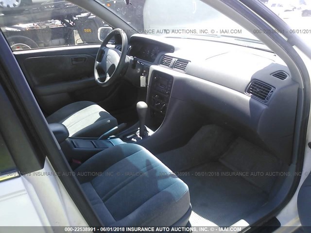 JT2BG22K7X0301009 - 1999 TOYOTA CAMRY LE/XLE WHITE photo 5