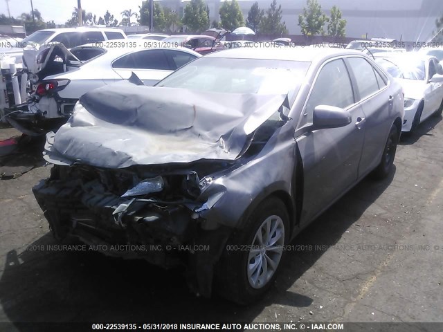 4T1BF1FK3HU446181 - 2017 TOYOTA CAMRY LE/XLE/SE/XSE GRAY photo 2