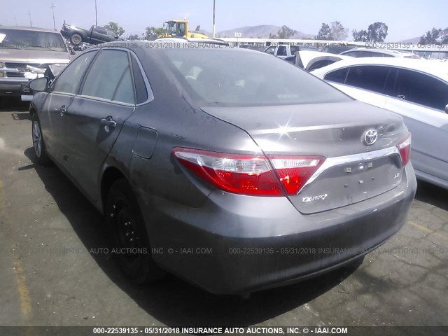 4T1BF1FK3HU446181 - 2017 TOYOTA CAMRY LE/XLE/SE/XSE GRAY photo 3