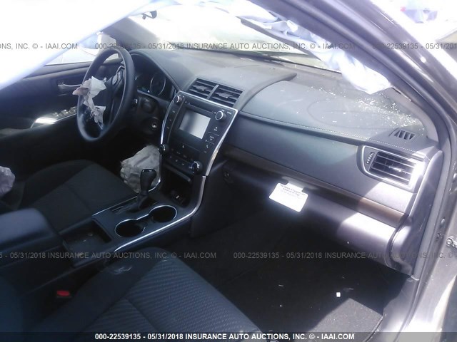 4T1BF1FK3HU446181 - 2017 TOYOTA CAMRY LE/XLE/SE/XSE 灰色 照片 5