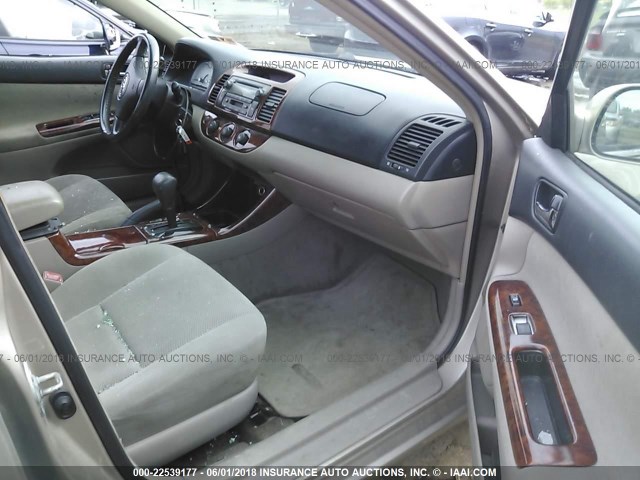 4T1BE32K74U898388 - 2004 TOYOTA CAMRY LE/XLE/SE ოქროსფერი ფოტო 5
