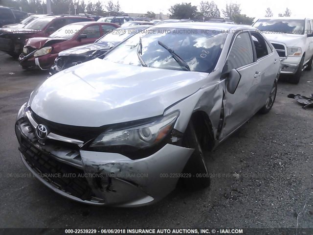 4T1BF1FK1FU084008 - 2015 TOYOTA CAMRY LE/XLE/SE/XSE SILVER photo 2