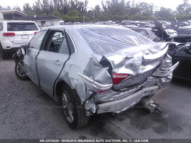 4T1BF1FK1FU084008 - 2015 TOYOTA CAMRY LE/XLE/SE/XSE SILVER photo 3