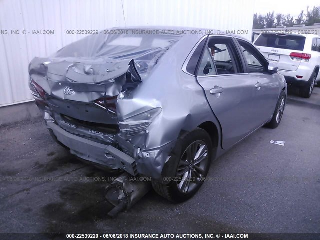 4T1BF1FK1FU084008 - 2015 TOYOTA CAMRY LE/XLE/SE/XSE SILVER photo 4