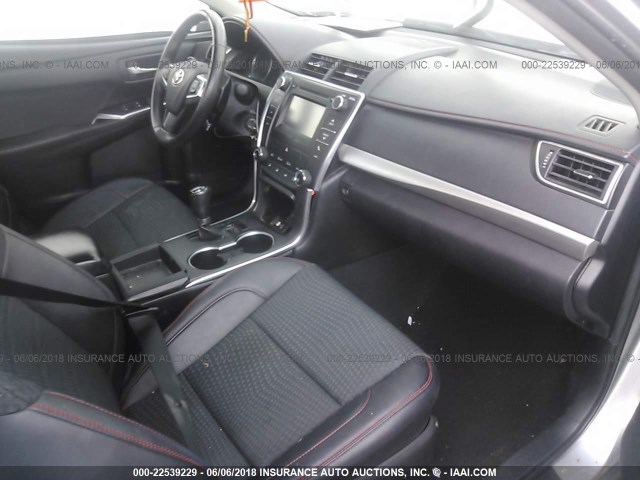 4T1BF1FK1FU084008 - 2015 TOYOTA CAMRY LE/XLE/SE/XSE SILVER photo 5