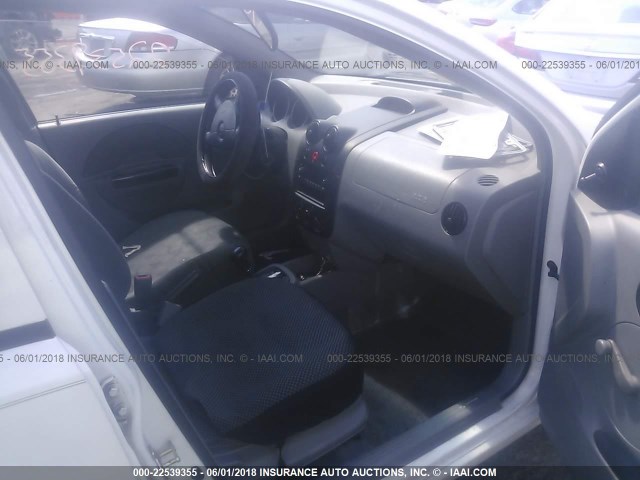 KL1TD52654B141860 - 2004 CHEVROLET AVEO WHITE photo 5