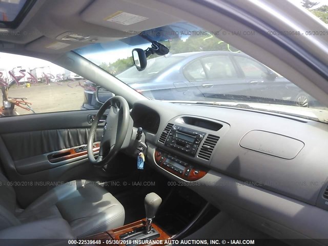 4T1BF30K83U059574 - 2003 TOYOTA CAMRY LE/XLE/SE ნაცრისფერი ფოტო 5