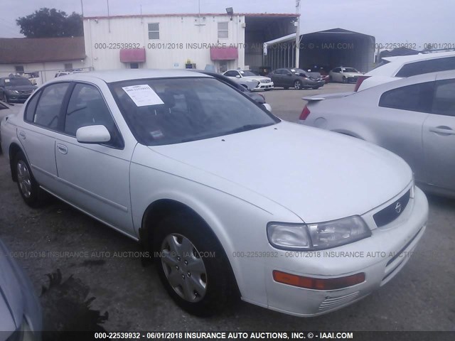 JN1CA21D4ST021686 - 1995 NISSAN MAXIMA GLE/GXE/SE WHITE photo 1