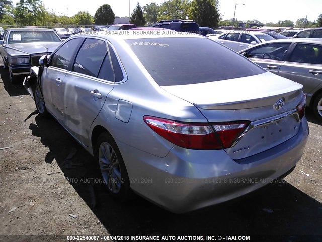 4T1BF1FK8HU380341 - 2017 TOYOTA CAMRY LE/XLE/SE/XSE WHITE photo 3