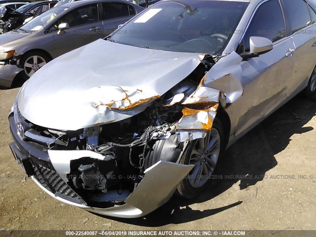 4T1BF1FK8HU380341 - 2017 TOYOTA CAMRY LE/XLE/SE/XSE WHITE photo 6