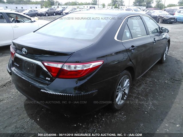4T1BF1FK6FU113020 - 2015 TOYOTA CAMRY LE/XLE/SE/XSE BLACK photo 4