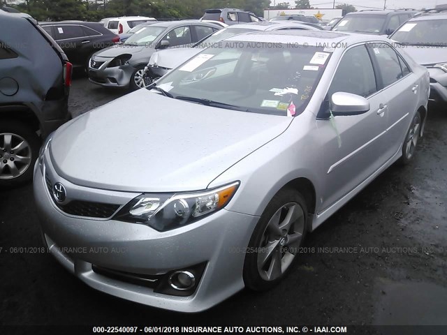 4T1BK1FKXEU549704 - 2014 TOYOTA CAMRY SE/XLE SILVER photo 2