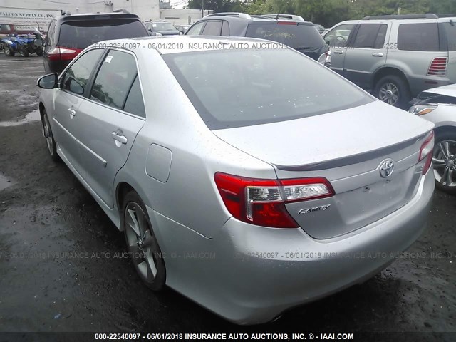 4T1BK1FKXEU549704 - 2014 TOYOTA CAMRY SE/XLE SILVER photo 3