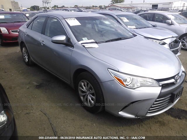 4T4BF1FKXFR510011 - 2015 TOYOTA CAMRY LE/XLE/SE/XSE SILVER photo 1