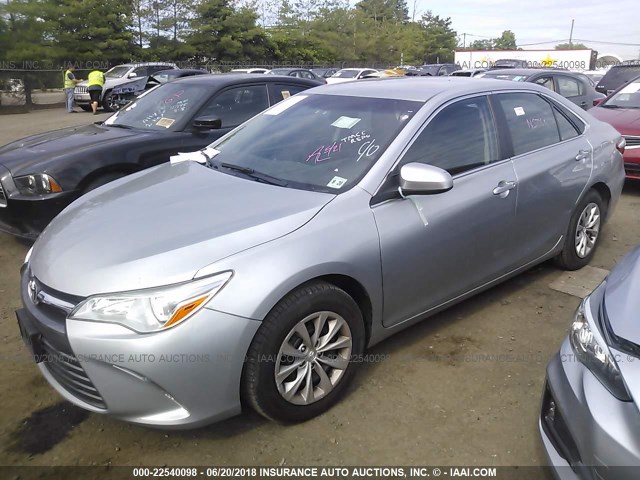 4T4BF1FKXFR510011 - 2015 TOYOTA CAMRY LE/XLE/SE/XSE SILVER photo 2
