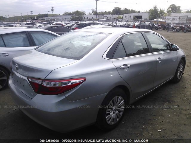 4T4BF1FKXFR510011 - 2015 TOYOTA CAMRY LE/XLE/SE/XSE SILVER photo 4
