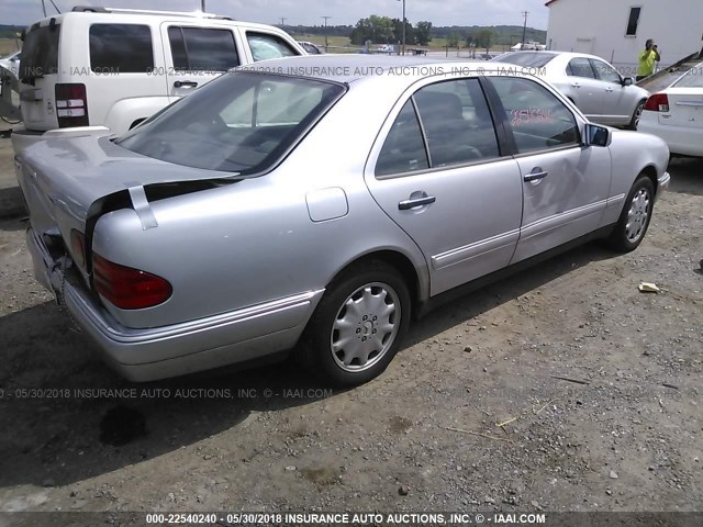 WDBJF82FXWX008804 - 1998 MERCEDES-BENZ E 320 4MATIC SILVER photo 4