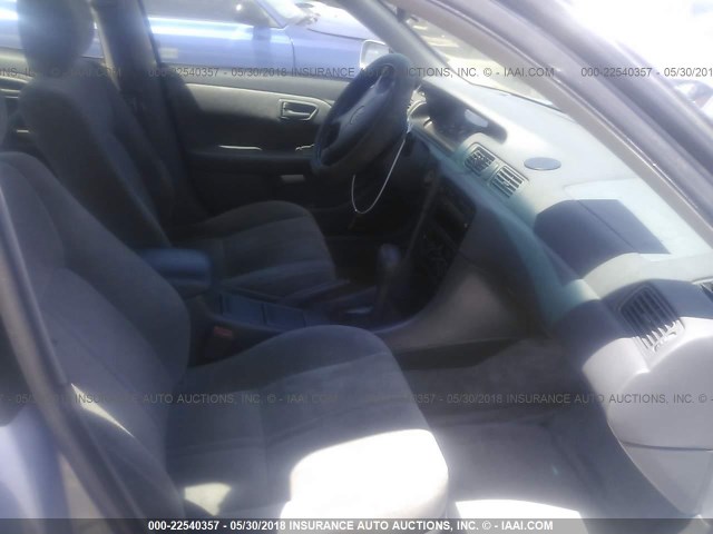 JT2BG22K2V0098480 - 1997 TOYOTA CAMRY LE/XLE BLUE photo 5