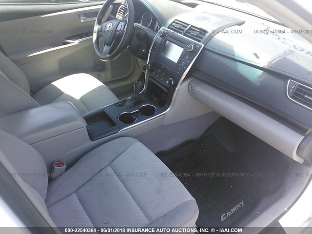 4T4BF1FK8GR584478 - 2016 TOYOTA CAMRY LE/XLE/SE/XSE WHITE photo 5