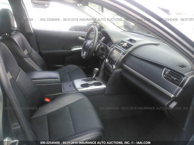 4T1BF1FK2EU432588 - 2014 TOYOTA CAMRY L/SE/LE/XLE 灰色 照片 5