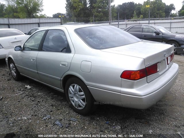 JT2BG22K5Y0454652 - 2000 TOYOTA CAMRY CE/LE/XLE SILVER photo 3