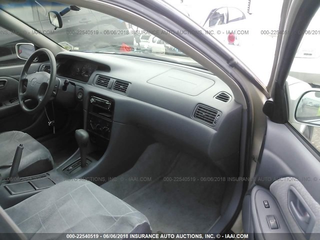 JT2BG22K5Y0454652 - 2000 TOYOTA CAMRY CE/LE/XLE SILVER photo 5