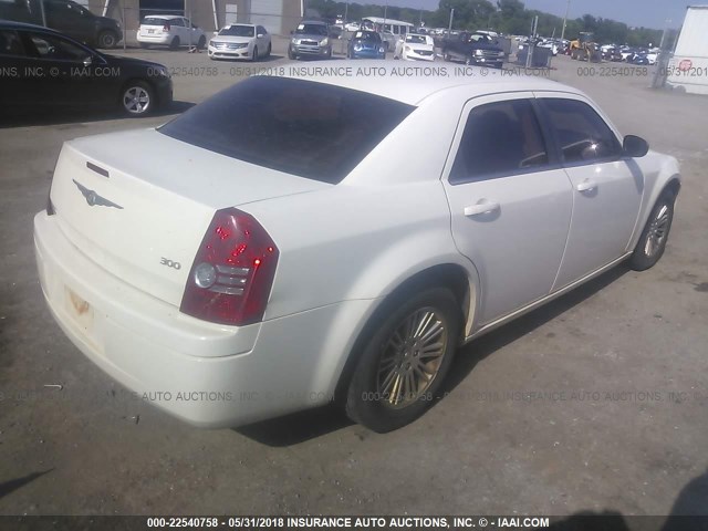 2C3KA43D09H528856 - 2009 CHRYSLER 300 LX WHITE photo 4