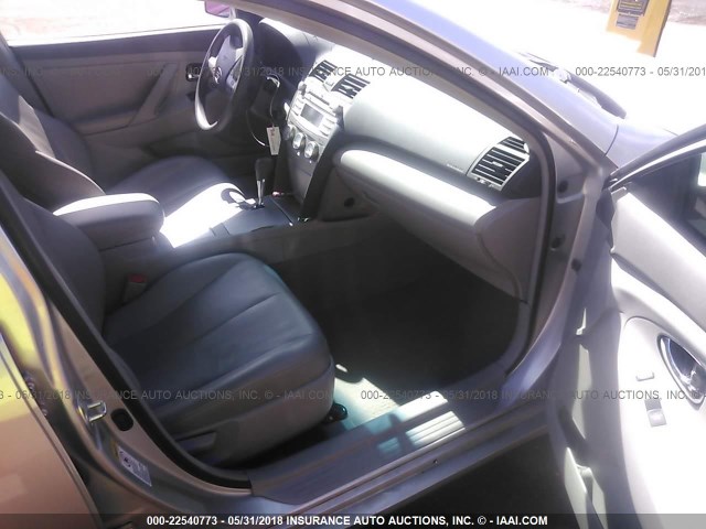 4T4BF3EK9AR064603 - 2010 TOYOTA CAMRY SE/LE/XLE SILVER photo 5