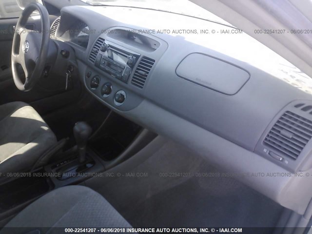 4T1BE32K14U329665 - 2004 TOYOTA CAMRY LE/XLE/SE ვერცხლისფერი ფოტო 5