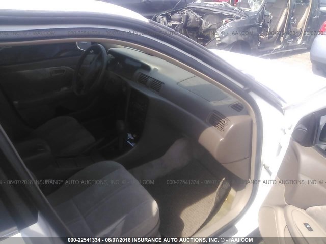 4T1BG22K2XU494357 - 1999 TOYOTA CAMRY CE/LE/XLE 白色 照片 5