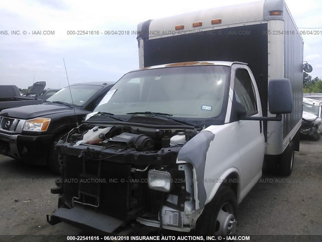 1GBHG31C891181126 - 2009 CHEVROLET EXPRESS G3500  WHITE photo 2